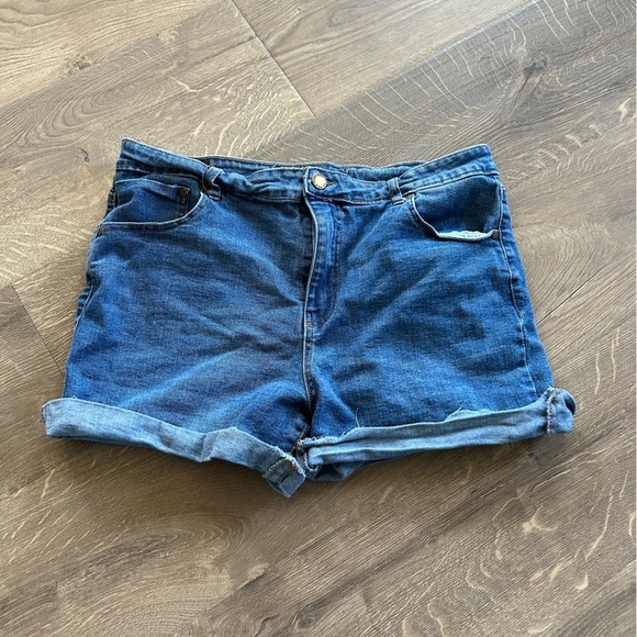 Medium wash Jean shorts - Picture 1 of 3